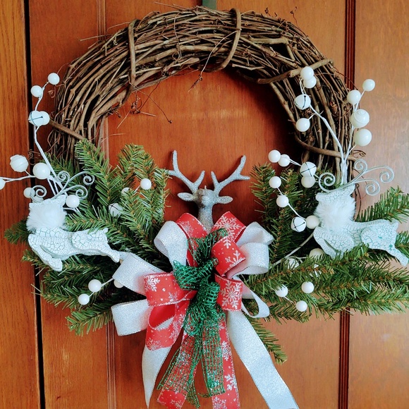 HAND CRAFTED RED SILVER DECORATED GRAPEVINE CHRISTMAS WREATH 18" DOOR DECOR - Picture 1 of 11
